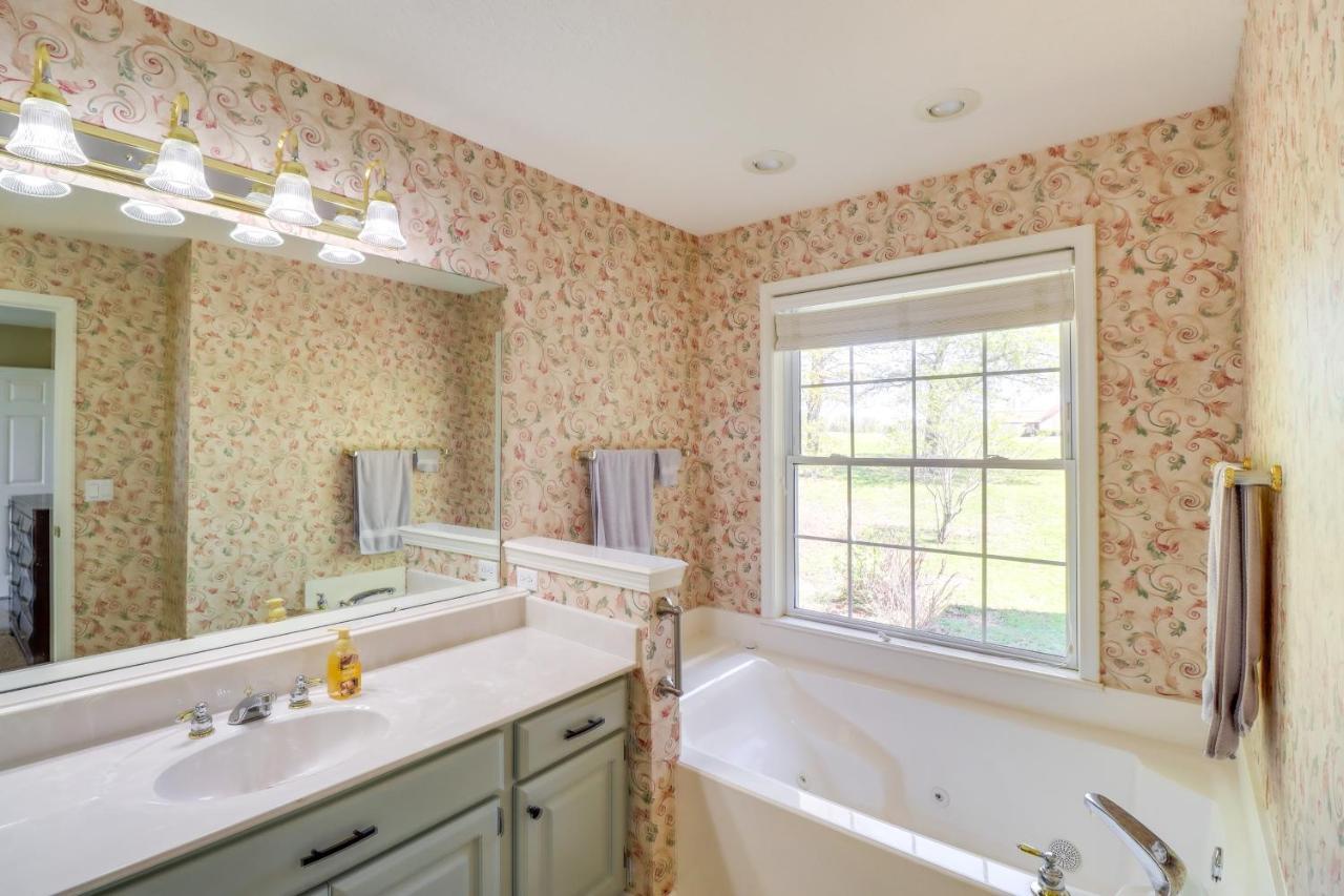 Charming Edgemont Home With Deck And Lake Views! Fairfield Bay Exterior foto